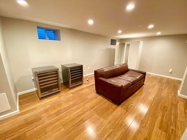Building Photo - Stunning 4 Bed/3.5 Bath Historic Home - Be...