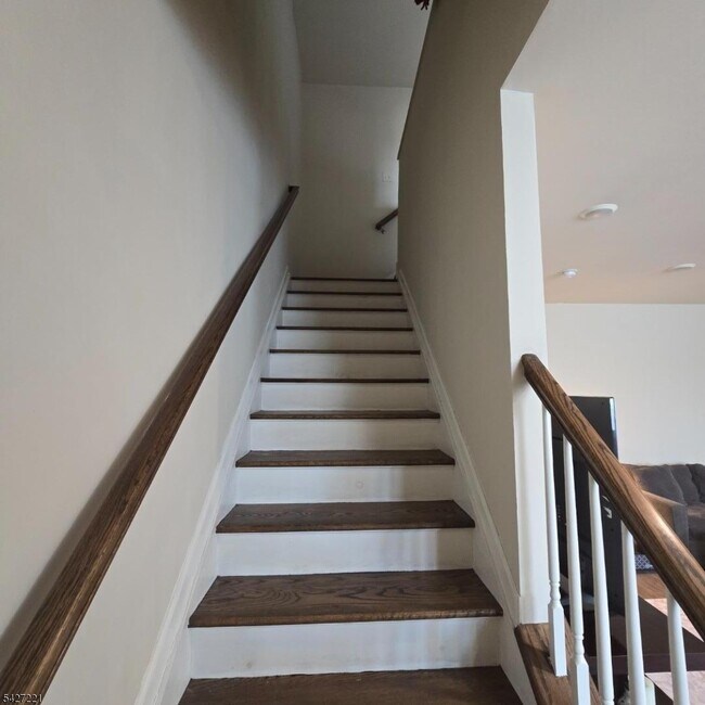 Building Photo - 76 Albert Ct