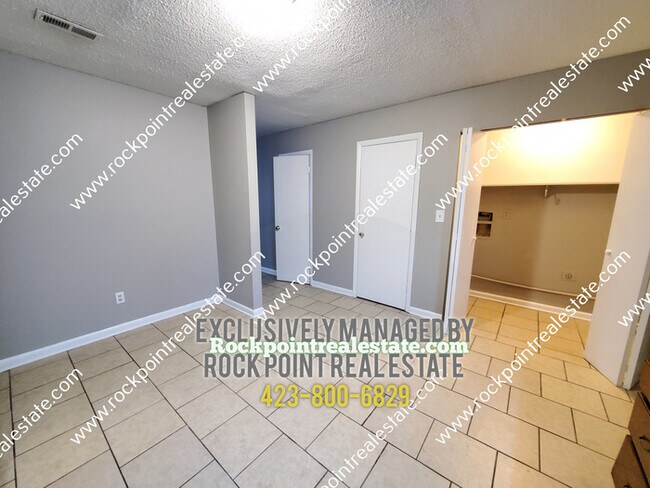 Building Photo - 700 Roberta Dr