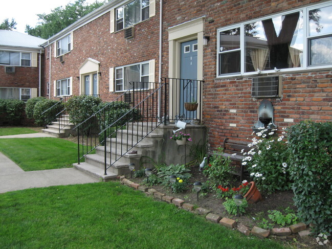 Building Photo - Colonial Heights