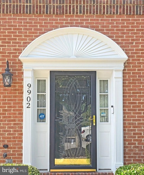 Building Photo - 9902 Woodview Dr