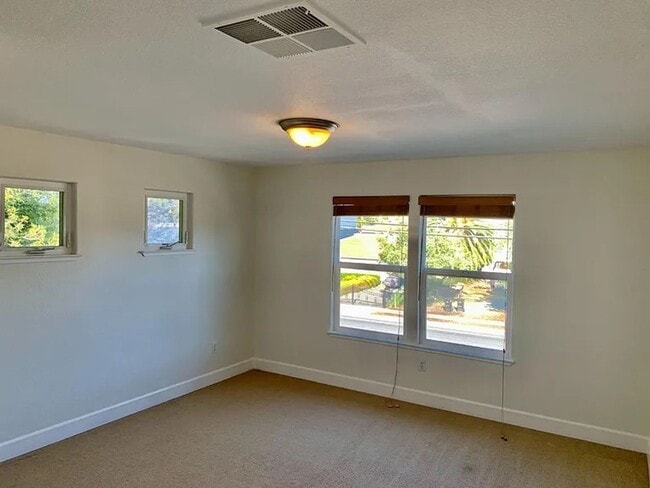 Building Photo - Beautiful 2 Level Home !!