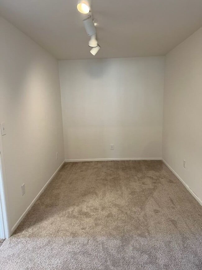 Building Photo - 4 BEDROOM HOME IN SKYWAY!!