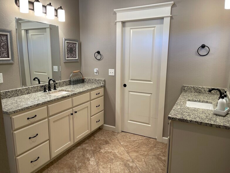 Building Photo - 3810 W Pawnee Rd