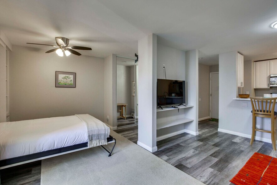 Building Photo - 1621 Hotel Cir S