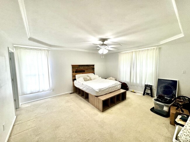 Building Photo - Beautiful 3 bed, 2.5 bath home with a spac...