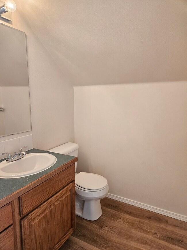 Building Photo - 4 Bedroom 2.5 Bathroom Desireable Merdian Neighborhood