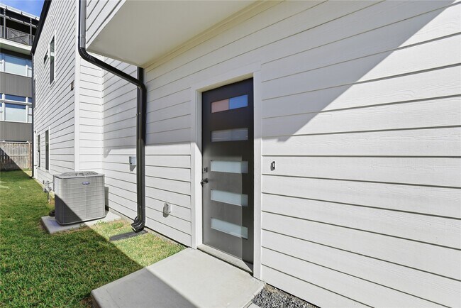 Building Photo - 712 Delano St