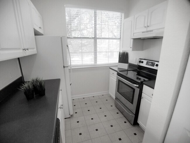 Building Photo - City View Wood Floor Updated Kitchen  2/2 ...