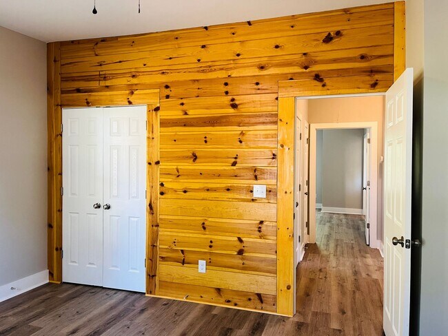 Building Photo - Beautifully renovated, 2 bed, 2 full bath,...