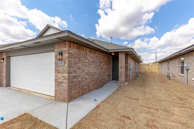 Building Photo - 2337 SW 90th Pl