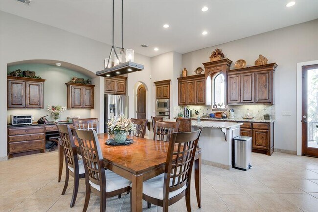 Building Photo - 404 Bendito Way