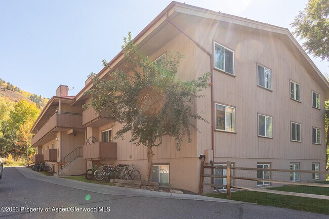Building Photo - 326 Midland Ave