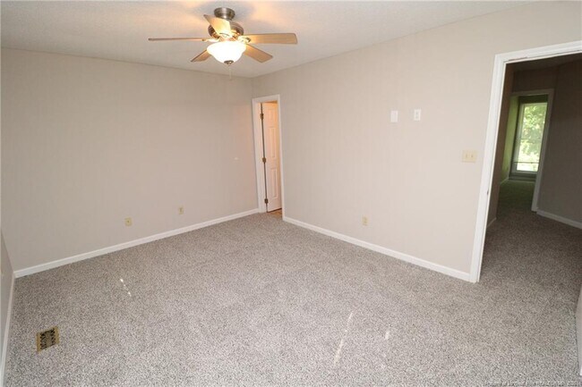 Building Photo - 118 Planetree Ln