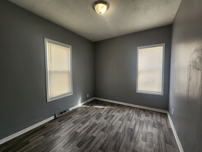 Building Photo - 3443 Regent Rd