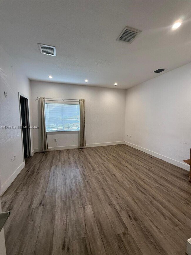 Building Photo - 718 SE 12th Ter