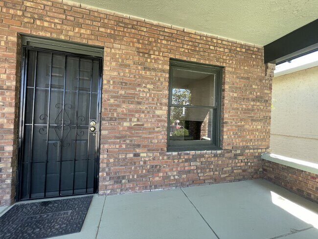 Building Photo - 1518 Lawton Dr