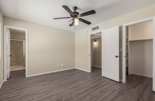 Building Photo - 2215 N Los Altos Dr