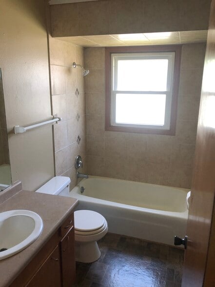 Building Photo - 1907 Green Tree Rd