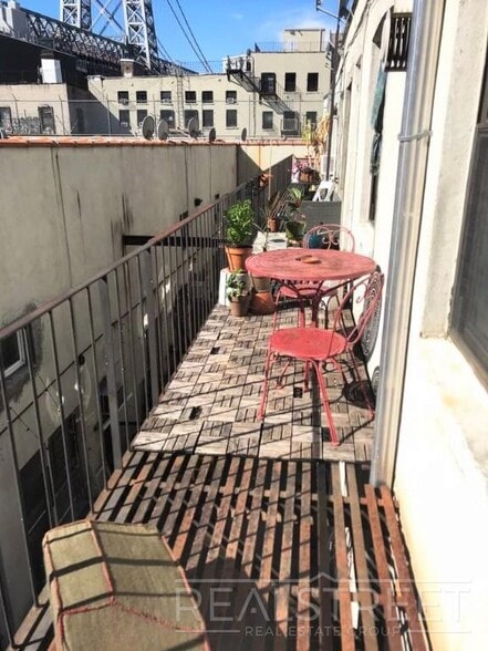 Building Photo - Spacious 2 Bed LOFT in Williamsburg!