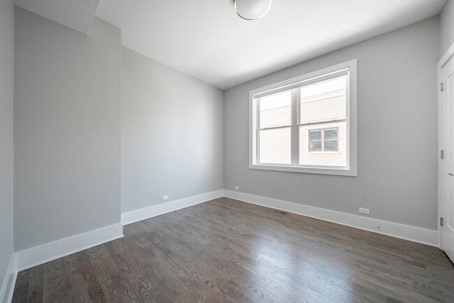 Building Photo - 556 W 18th St