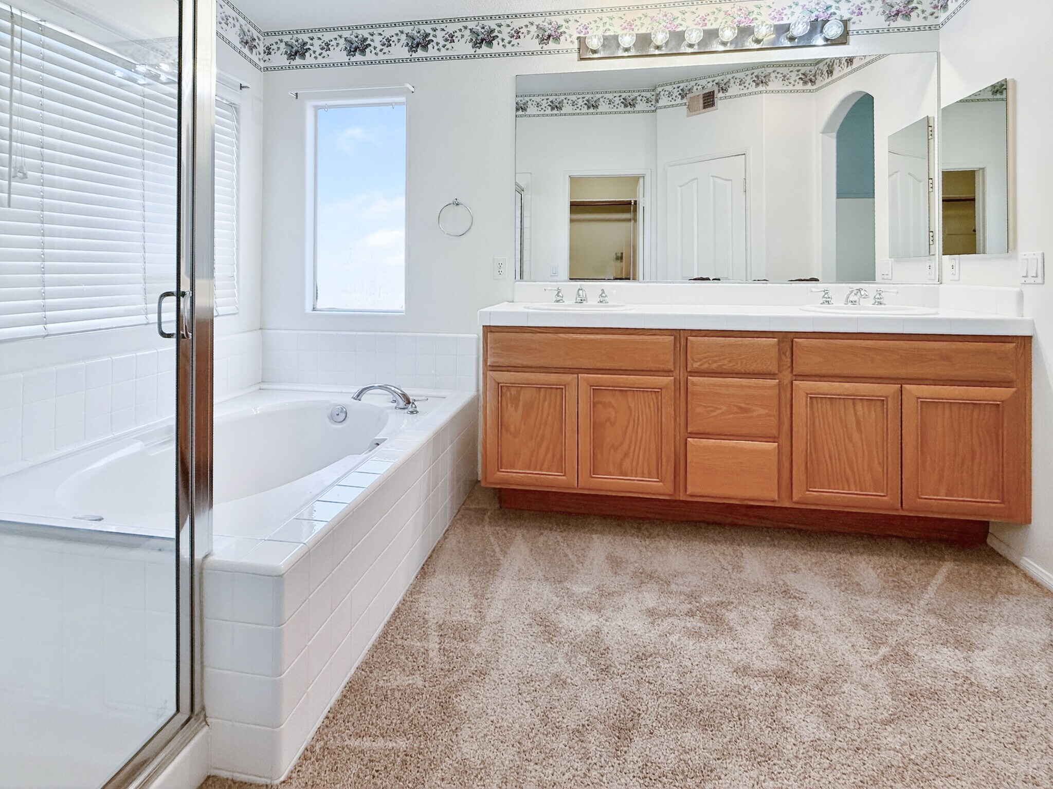 Building Photo - 660 Camino de la Luz