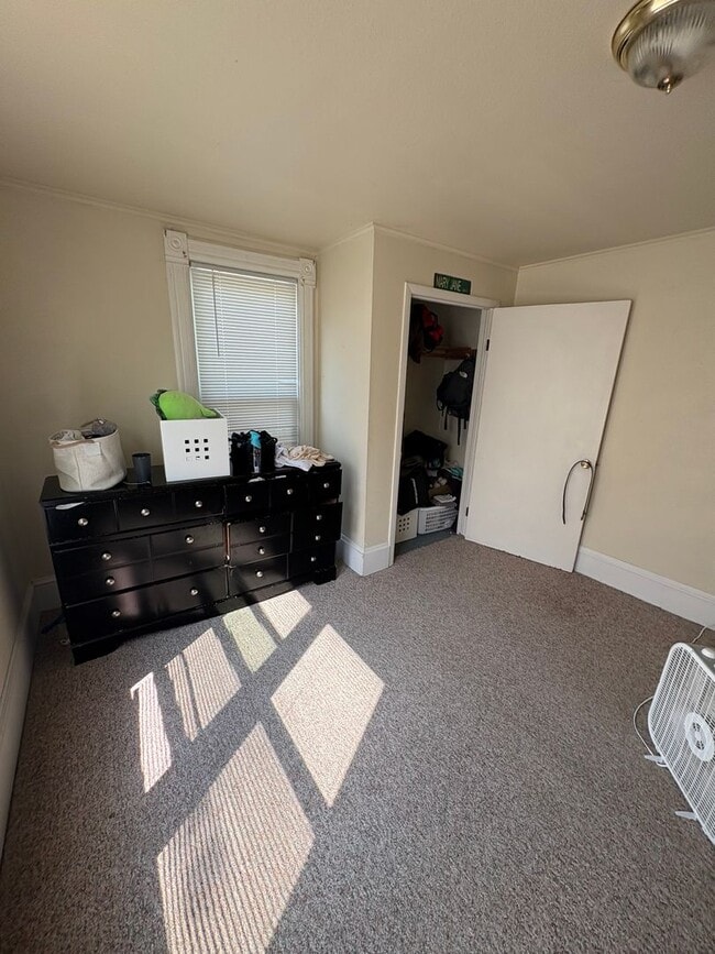 Building Photo - Campus Housing 3 Bed 1 Bath - Last Minute Availability! Steps from campus!