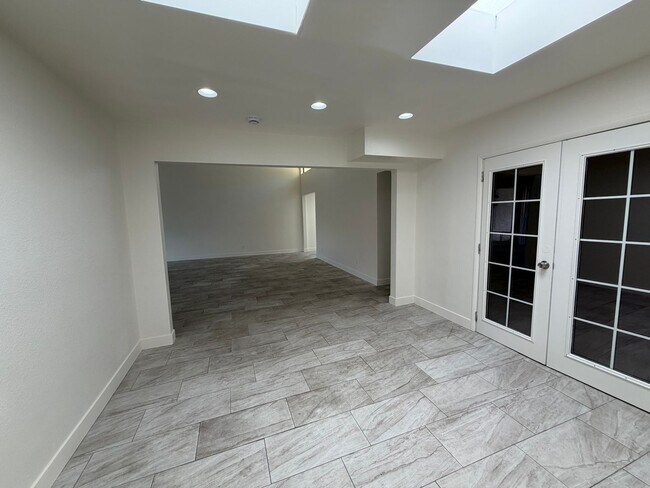 Building Photo - 3118 Espanol Dr