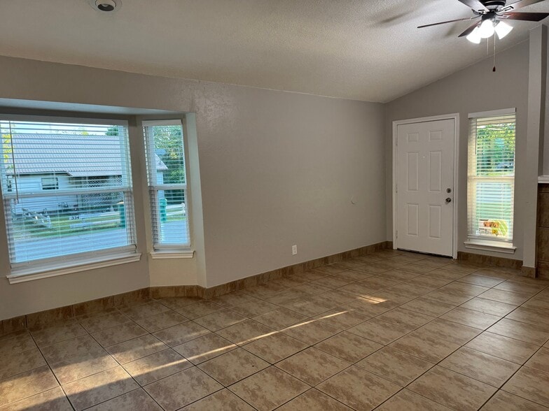 Building Photo - 700 Long Ct