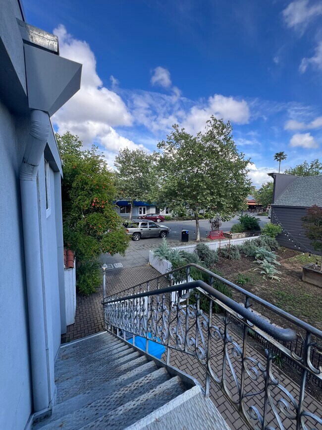 Building Photo - 225 N Cloverdale Blvd