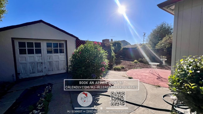 Building Photo - Beautiful 3 bedroom home with large backya...