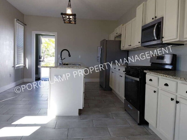 Building Photo - 606 Houston Ave