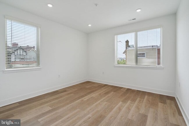 Building Photo - 1419 W Grange Ave