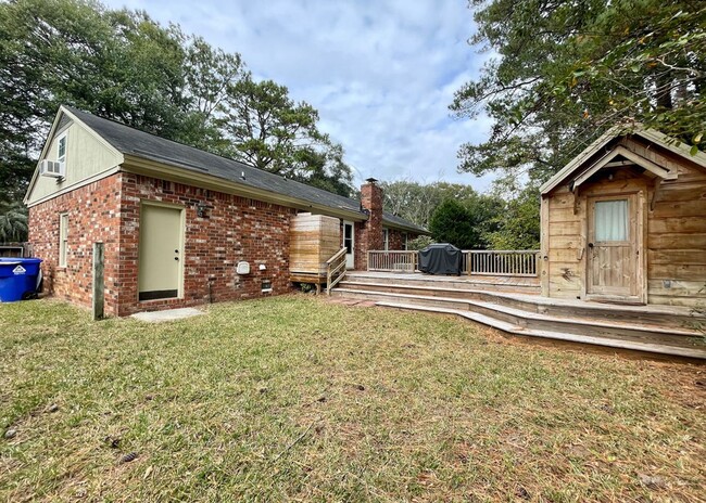 Building Photo - Available 1/27. Great 4 BR Home with Detac...