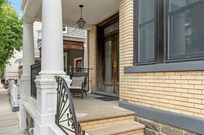 Building Photo - 722 27th St