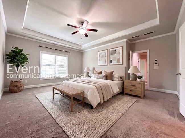 Building Photo - Spacious 5 Bed, 3 Bath Home with Fenced Yard and Garage / Pet Friendly / Available Now!