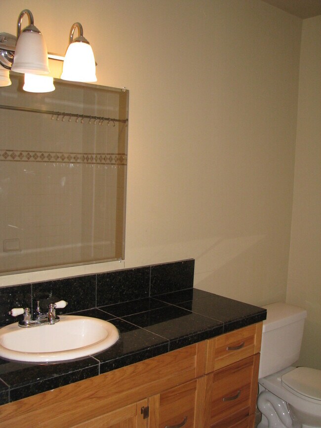 Building Photo - UT PRE-LEASE: North Campus 6 bed / 3 bath Remodel, High-End Kitchen Features SS Appliances, Wood ...