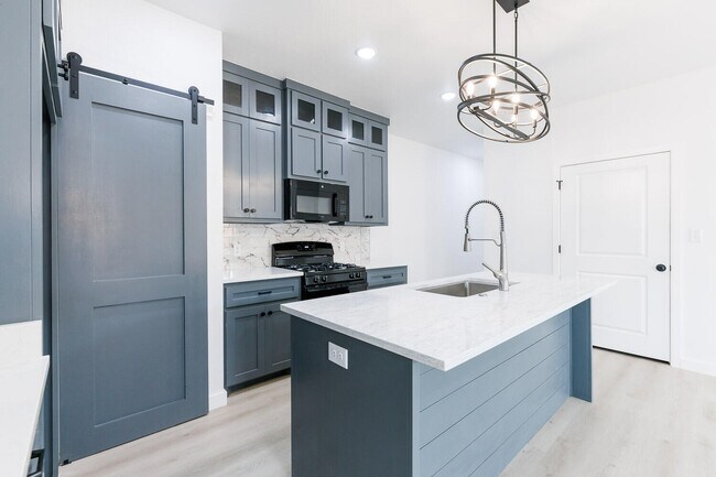 Building Photo - 1704 Elkhart Ave