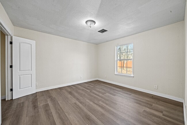 Building Photo - 6911 Sherwood Dr