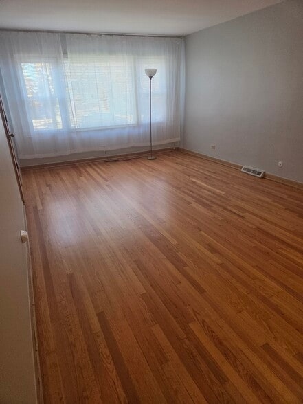 Building Photo - 5850 N Mulligan Ave