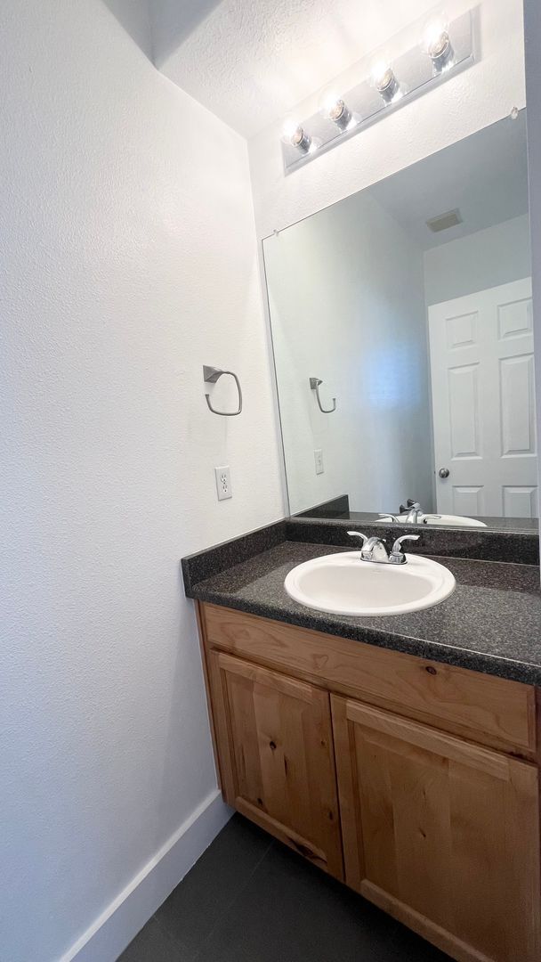 Building Photo - 3 Bedroom/2.5 Bathroom Condo in Riverton