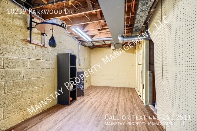 Building Photo - 10239 Parkwood Dr