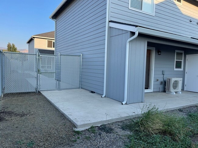 Building Photo - End Townhouse Unit in South Medford/Phoenix Area