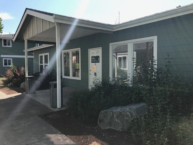 Building Photo - 486 S Norris St