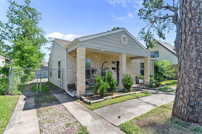 Building Photo - 3853 Rosedale St