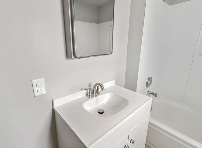 Building Photo - Newly Remodeled Downtown Studio!
