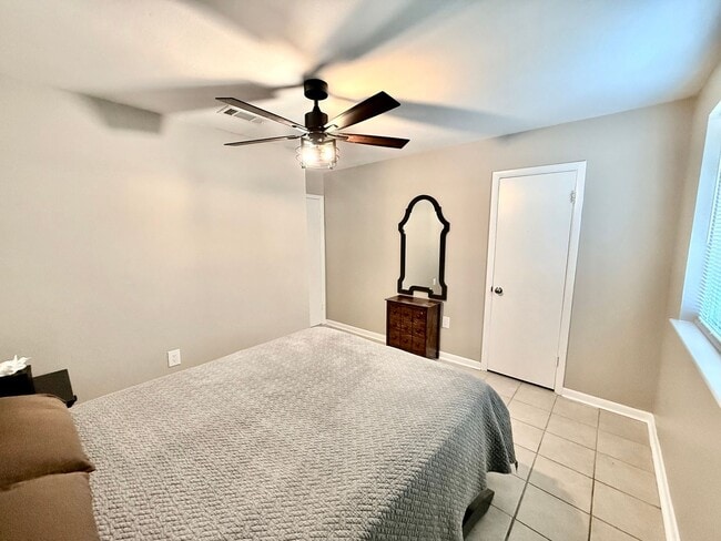 Building Photo - Fully Renovated & Furnished 3BR/2BA Duplex in Southgate – WiFi & Lawn Care Included