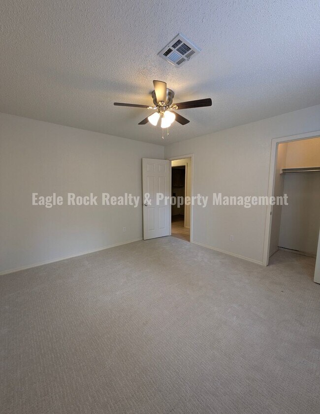Building Photo - 1304 N Umbrella Ave