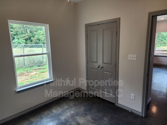 Building Photo - 405 N Logan Ln