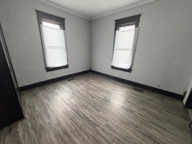 Building Photo - 18 Collett-S